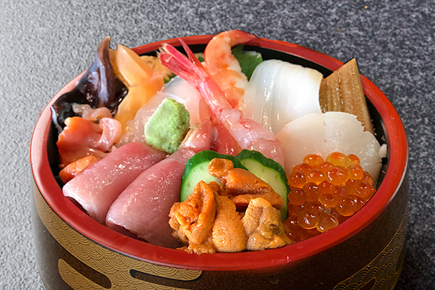 特上ちらしランチ 小付け、お椀、新香、デザート付き